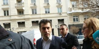 Прокурори разпитват Кирил Петков