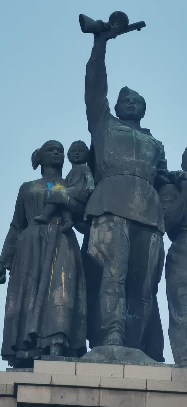Рано тази сутрин едната от фигурите на паметника на Съветската