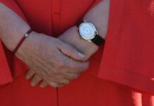 Колко струва диамантеният часовник на чиновничката Митрофанова?