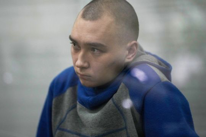 Съдът в Украйна осъди руския войник Вадим Шишимарин на доживотен