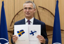 Финландия и Швеция официално подадоха молби за членство в НАТО