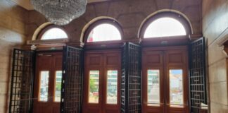 Махат металните решетки от входа на парламента