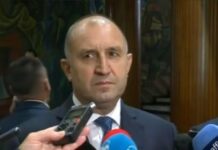 Докато върховният разединител на нацията Румен Радев обикаля селски събори, премиерът на България Росен Желязков е на международната сцена със световни лидери