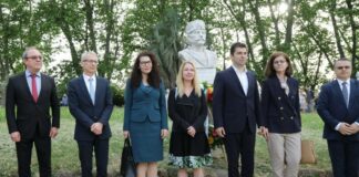 Линда отиде в Рим по пантофи на бос крак