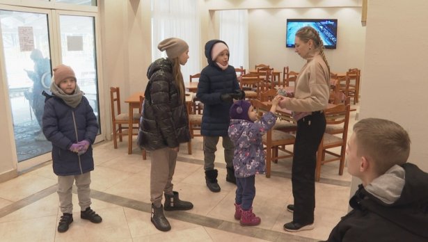 Започна извозването на украинските бежанци от хотелите в Слънчев бряг