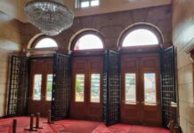 Минчев се оправда с НСО за решетките на входа на НС