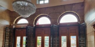 Премахнаха металните решетки от входа на Народното събрание