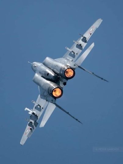 Нова бомбена заплаха за пътнически самолет вдигна българските МиГ-29 в