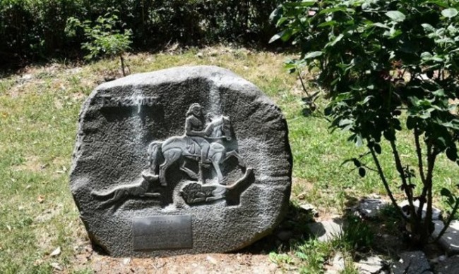 Паметникът на Мадарския конник в Парка на франкофонията в Скопие