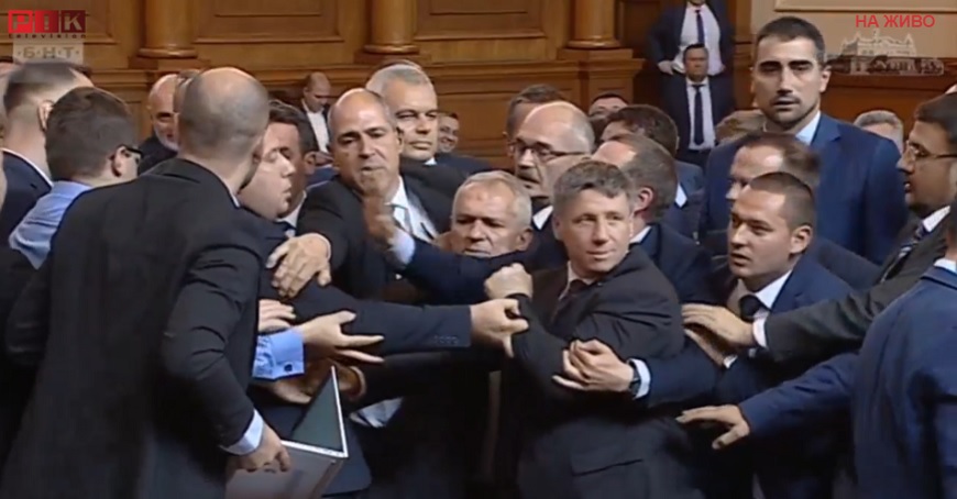 Грандиозен скандал избухна в пленарната зала на парламента. Повод стана