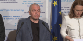 Тошко Йорданов: Премиерът пращаше SMS-и на наш депутат по време на дебата за Минчев