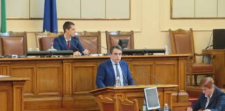 Василев пред депутатите: Бюджетът не е революционен, но позволява устойчиви публични финанси