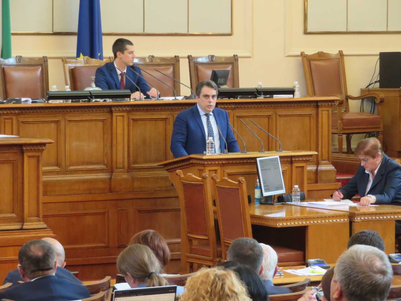 Асен Василев скандализира депутатите и тв зрителите с грозна цинична