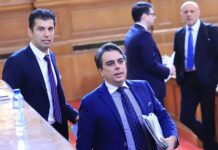 Асен Василев, чувайки реплика на Кирил Петков по тв, гневно възкликнал: “И защо пък аз да не ставам за премиер?!”