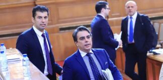Асен Василев, чувайки реплика на Кирил Петков по тв, гневно възкликнал: “И защо пък аз да не ставам за премиер?!”