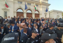 Некадърно правителство, което е решило да се защитава насилствено