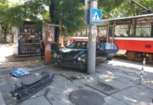 Трамвай удари автомобил, ранени са четирима мъже в София