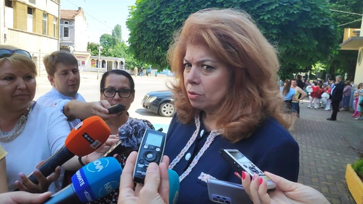 Вицепрезидентът Илияна Йотова коментира в град Левски политическото напрежение между