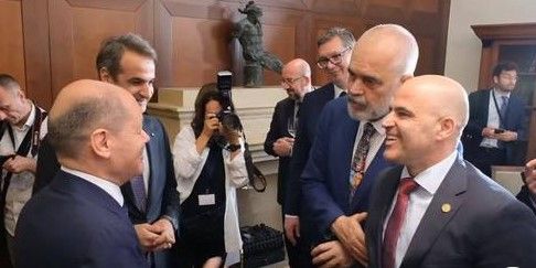 Премиерът на Албания Еди Рама се намеси в ръкостискането на