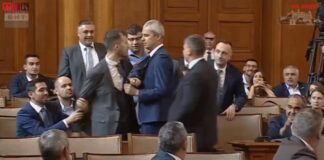 Искрен Митев се извини на децата и зрителите за мелето в парламента, но не и на Костадинов