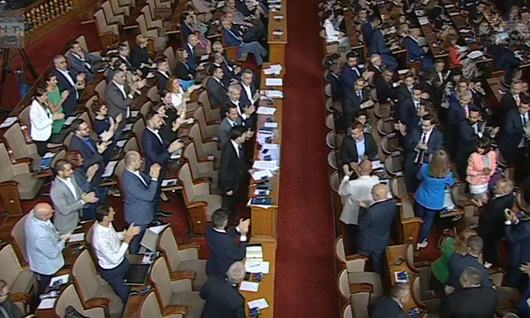 Парламентът прие оставката на премиера Николай Денков и правителството За