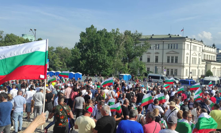 Граждани в София протестират срещу цените на горивата Исканията им