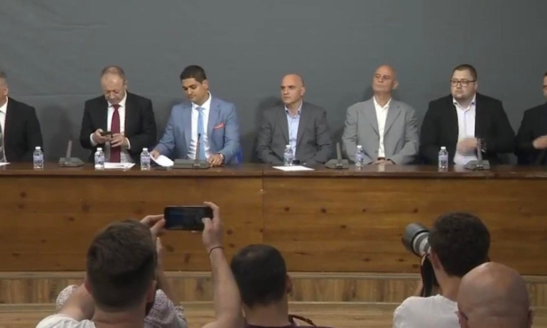 Осем депутати от ИТН напускат партията Задкулисни лица владеят нашия лидер