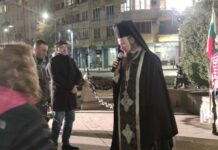 Червеният поп Дионисий прави молебен за падането на четворната коалиция от власт