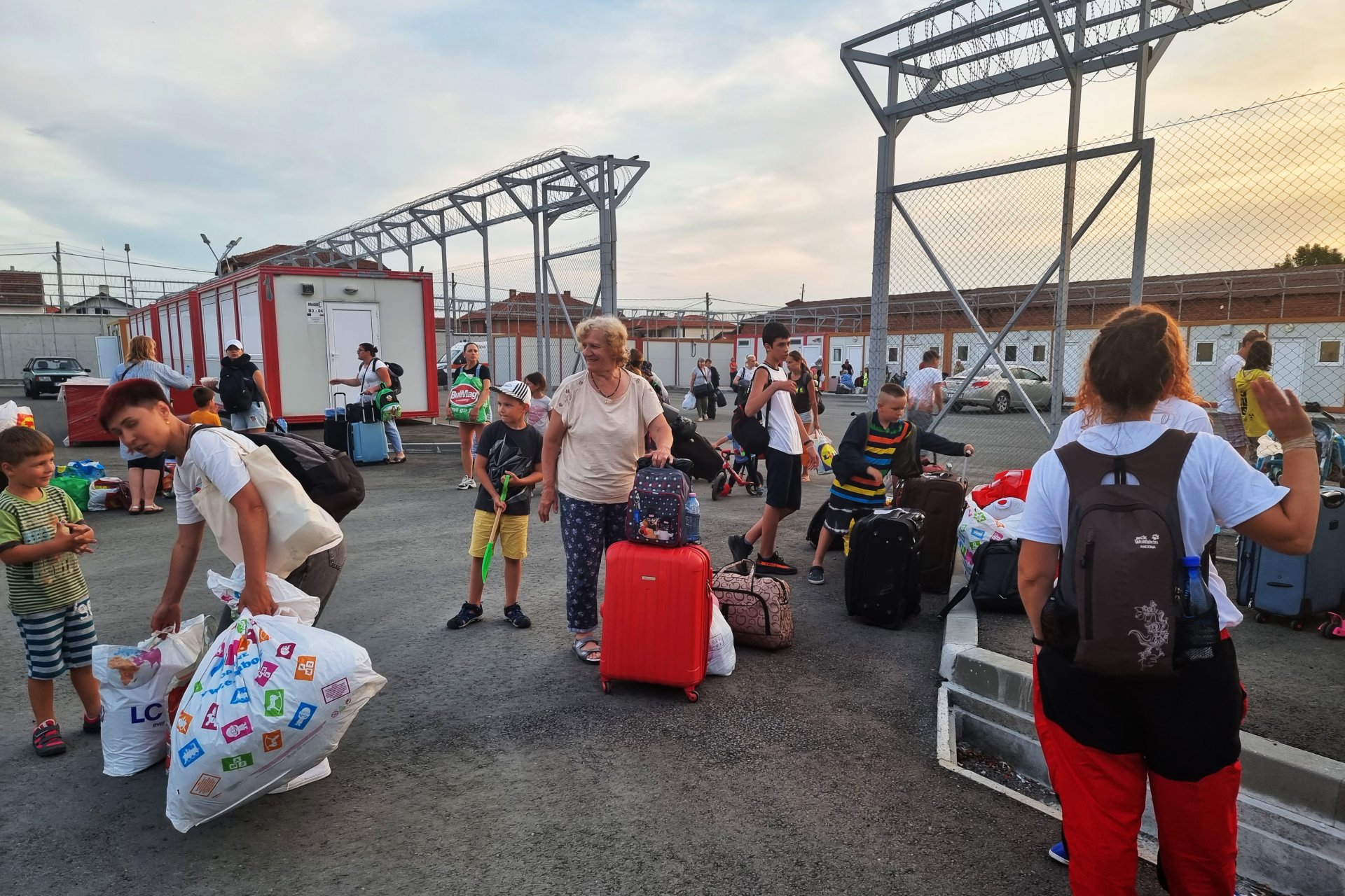 Около 500 украинските бежанци бяха зарязани в лагера в Елхово