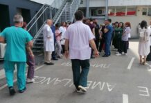 Лекари от „Пирогов“ на протест след уволнението на директора проф. Поромански