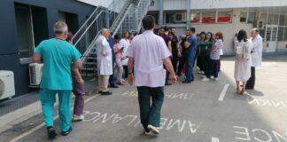 Лекари от „Пирогов“ на протест след уволнението на директора проф. Поромански