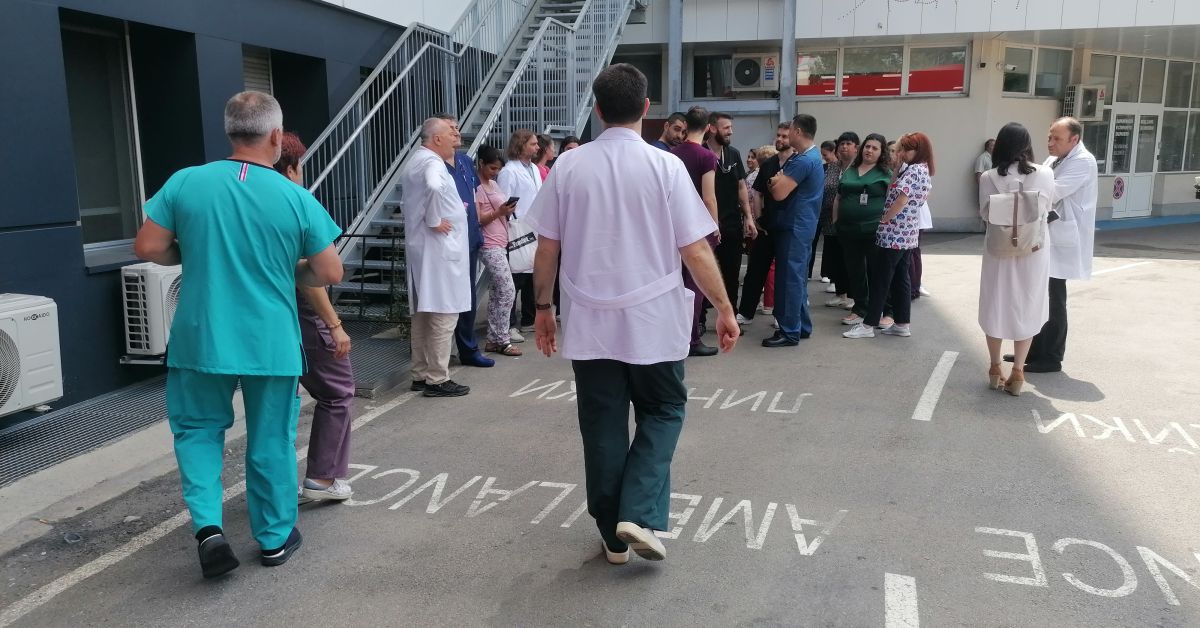 Днес лекарите от „Пирогов“ излязоха на 10-минутен протест пред главния