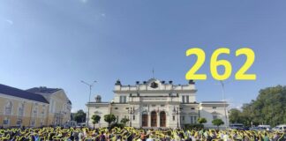 Дават по 50 лева в Студентския град за участие в манифестация в подкрепа на Кирил Петков