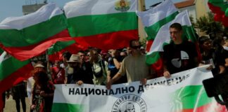 Протестиращи чакаха Асен Василев пред президентството, искаха Радев да го удари по главата с папката