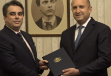 Радев връчи мандата на Асен Василев като кандидат за премиер на ПП