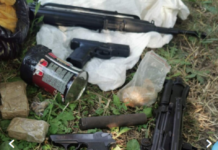 Два автомата, гранатомет, пистолети, бомби и канабис открити в колата на мъж и зет му