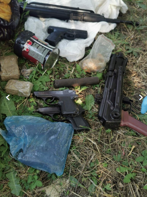 Бургаските полицаи разкриха мощен арсенал от оръжия и наркотици в
