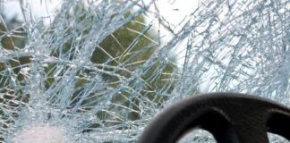 Трима полицаи с 14-годишно момче са катастрофирали в София