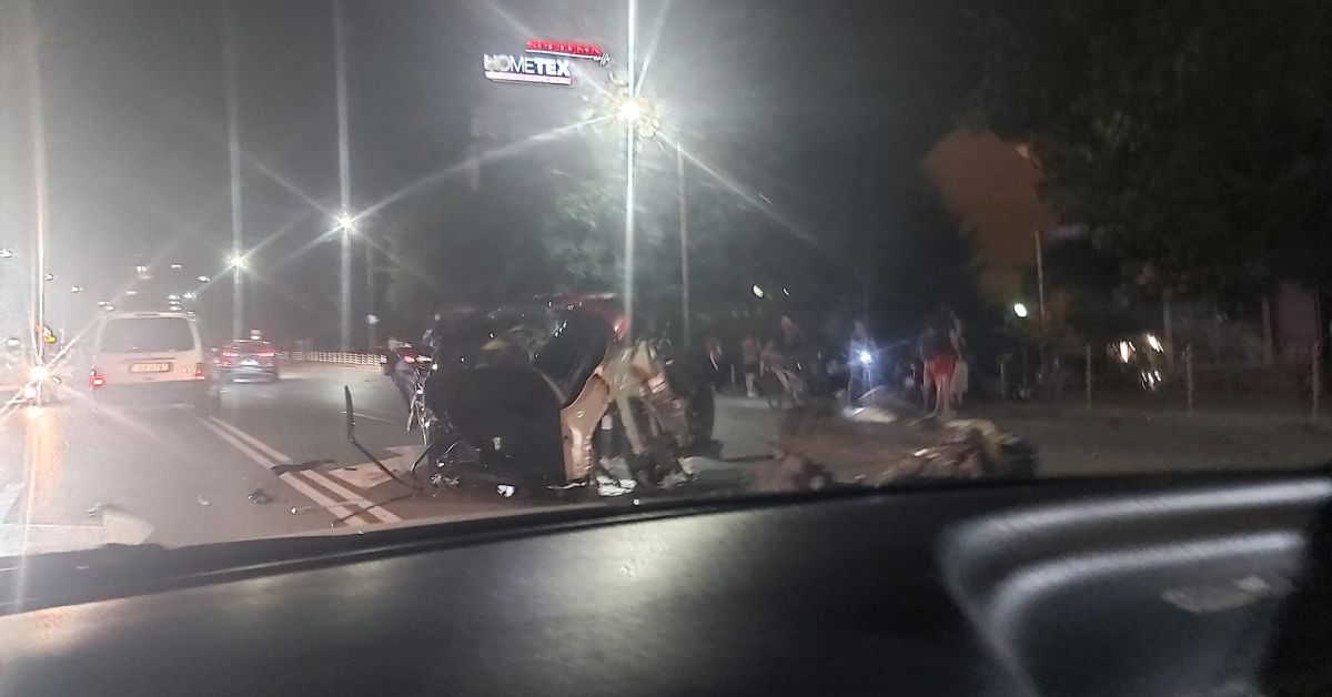 Тежка катастрофа стана късно снощи в София на кръстовището на