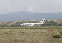 Два самолета прибират изгонените руски дипломати и семействата им