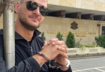 Журналист се заключи с белезници пред МВР и обяви гладна стачка