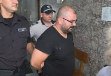 Шофьорът на автобуса ковчег остава в ареста