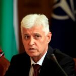 Стари муцуни от служебните кабинети в листите на Радев, той е водач в София и Бургас