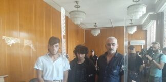 Тримата сирийци, чийто автобус смаза полицаи, остават в ареста