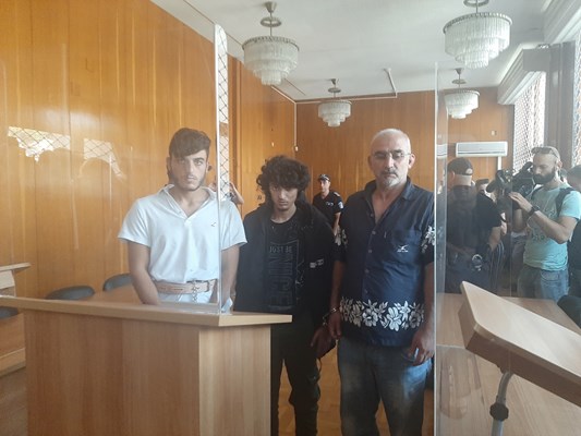 Тримата сирийци обвинени в трафик на мигранти остават в ареста