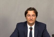 Крум Зарков подава оставка от президентството заради хода с референдума на Радев