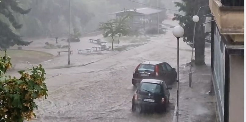 Пороен дъжд превърна улиците на Карлово в реки. Положението е