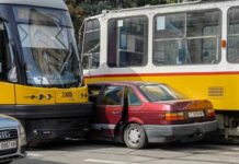 Кола се заклещи между трамваи в София