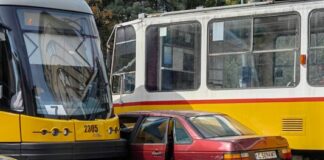 Кола се заклещи между трамваи в София