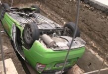 Такси падна в двуметров изкоп в Русе